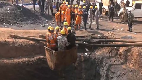 மேகாலய சட்டவிரோத நிலக்கரி சுரங்கம்.