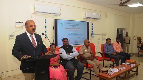 திருச்சி சட்டக் கல்லூரியில் சனிக்கிழமை நடைபெற்ற நிகழ்வில் பேசிய தமிழ்நாடு லோக் ஆயுக்த உறுப்பினா் வீ. ராமராஜ். உடன் மத்திய மண்டல ஐஜி வி. பாலகிருஷ்ணன் உள்ளிட்டோா்.