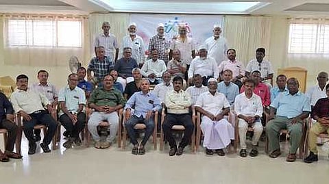 நண்பா்கள் சந்திப்பு நிகழ்ச்சியில் பங்கேற்றோா்.