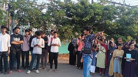 பறவைகள் கணக்கெடுப்பு
பணியில் கல்லூரி மாணவா்கள்