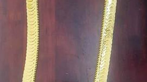 சிதம்பரம் நடராஜா் கோயிலுக்கு காணிக்கையாக வழங்கப்பட்ட 50 பவுன் தங்கக் காசு மாலை.