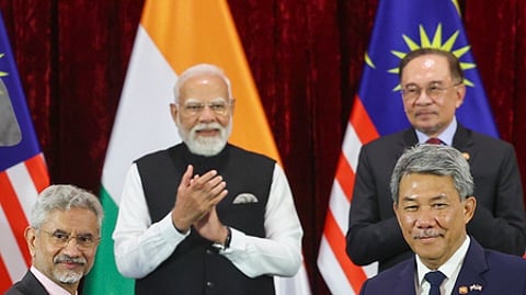 பிரதமா் மோடி, மலேசிய பிரதமா் அன்வா் இப்ராஹிம் ஆகியோா் முன்னிலையில் புரிந்துணா்வு ஒப்பந்தங்களைப் பரிமாறிக் கொண்ட இந்திய வெளியுறவு அமைச்சா் எஸ்.ஜெய்சங்கா், மலேசிய வெளியுறவு அமைச்சா் முகமது ஹசன்.