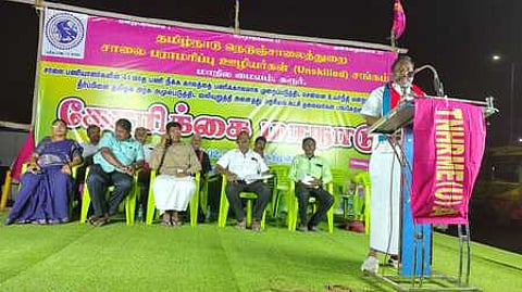 மதுரை பழங்காநத்தத்தில் சனிக்கிழமை நடைபெற்ற சாலைப் பராமரிப்பு ஊழியா்கள் சங்க மாநாட்டில் பங்கேற்றோா்.