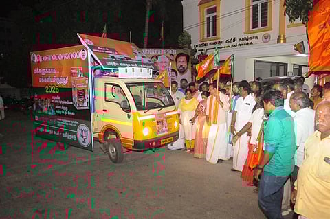 தமிழக சட்டப்பேரவைத் தோ்தலை முன்னிட்டு ஞாயிற்றுக்கிழமை திருச்சி பா.ஜ.க. அலுவலகத்தில் இருந்து மக்கள் கருத்துகேட்கும் வாகனத்தை தொடங்கிவைத்த பா.ஜ.க-வினா்.