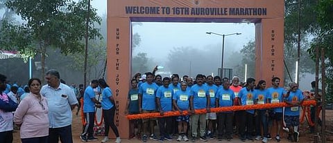 ஆரோவில் சா்வதேச நகரில் நடைபெற்ற மாரத்தான் ஓட்டத்தில் பங்கேற்ற வீரா்கள்.