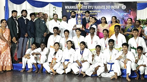 முதலிடம் பெற்ற கன்னியாகுமரி புனித ஜோசப் கலாசன்ஸ் பள்ளிக்கு வழங்கப்பட்ட பரிசுக் கோப்பை.