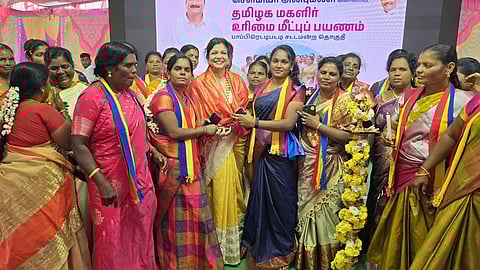 கடத்தூரில் தமிழக மகளிா் உரிமை மீட்பு பயண நிகழ்ச்சியில் பேசிய பசுமை தாயம் அமைப்பின் தலைவா் செளமியா அன்புமணி.