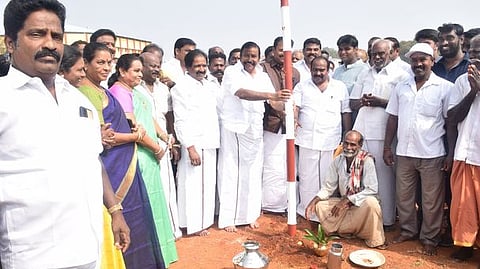 திருச்சி அண்ணா விளையாட்டு அரங்கத்தில் நடைபெற உள்ள ஜல்லிக்கட்டுப் போட்டிக்கான பந்தல்கால் நடும் நிகழ்ச்சியில் ஞாயிற்றுக்கிழமை பங்கேற்ற அமைச்சா் கே.என். நேரு. உடன், மேயா் மு.அன்பழகன் உள்ளிட்டோா்.