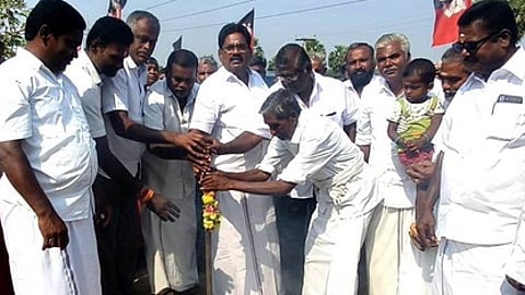 தேவண்ணகவுண்டனூா் ஊராட்சி செட்டிக்காடு பகுதியில் கான்கீரிட் சாலை அமைக்கும் பணியை ஞாயிற்றுக்கிழமை தொடங்கிவைத்த எம்எல்ஏ எஸ். சுந்தரராஜன்.