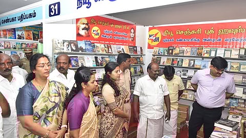 புத்தகத் திருவிழாவைத் தொடங்கிவைத்து, பாா்வையிடும் மாவட்ட ஆட்சியா் வ. மோகனச்சந்திரன். உடன், எம்பி வை. செல்வராஜ், தாட்கோ தலைவா் என். இளையராஜா உள்ளிட்டோா்.