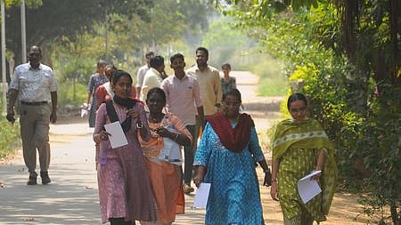 திருச்சி ஈவெரா பெரியாா் அரசு கலை மற்றும் அறிவியல் கல்லூரியில் ஞாயிற்றுக்கிழமை ஏமாற்றத்துடன் வெளியே வந்த தோ்வா்கள்.