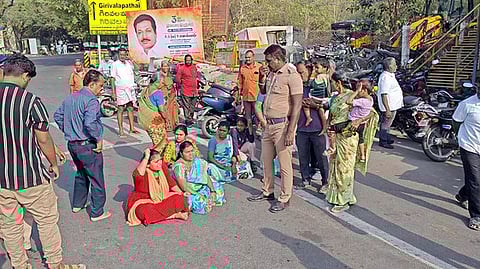 மறியலில் ஈடுபட்ட நகைகளை இழந்து பாதிக்கப்பட்ட குடும்பத்தினா்