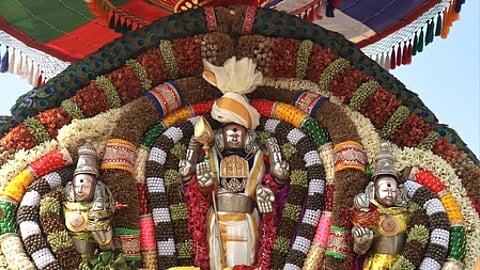 சிறப்பு அலங்காரத்தில் வள்ளி, தெய்வானையுடன் வந்த முருகப் பெருமான்