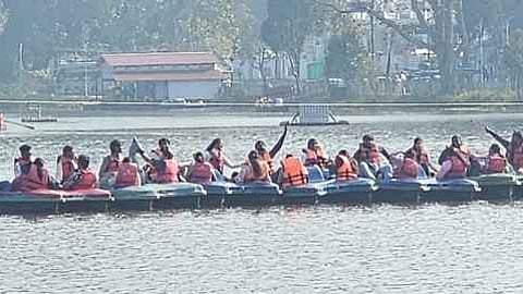 கொடைக்கானல் நட்சத்திர ஏரியில் படகு சவாரி செய்த சுற்றுலாப் பயணிகள்.