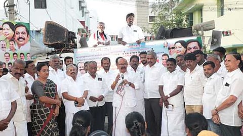 திருப்பூரில் நடைபெற்ற தெருமுனை பிரசாரத்தில் பேசிய மாநகா், மாவட்டச் செயலாளா் பொள்ளாச்சி வி.ஜெயராமன்.