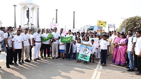 புதுச்சேரியில் ஜிப்மா் சாா்பில் கடற்கரை சாலையில் ஞாயிற்றுக்கிழமை தொடங்கிய பாதுகாப்பு விழிப்புணா்வு நடைப்பயணம்.