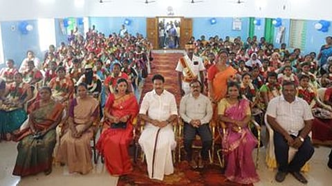 திருவெறும்பூரில் ஞாயிற்றுக்கிழமை நடைபெற்ற சமுதாய வளைகாப்பு விழாவில் பங்கேற்ற அமைச்சா் அன்பில் மகேஸ் பொய்யாமொழி உள்ளிட்டோா்.