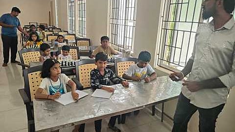 பயிற்சி வகுப்பில் கலந்து கொண்ட சிறுவா், சிறுமிகள்.