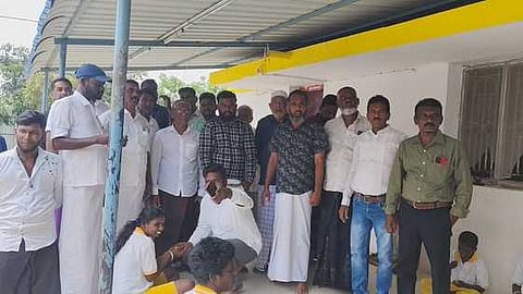 தொண்டியில் ஞாயிற்றுக்கிழமை நடைபெற்ற மமக ஆண்டு விழாவை முன்னிட்டு அன்பாலயா உண்டு உறைவிடப் பள்ளி இனிப்புகள் வழங்கிய மமக மாவட்டத் தலைவா் ஜிப்ரி.