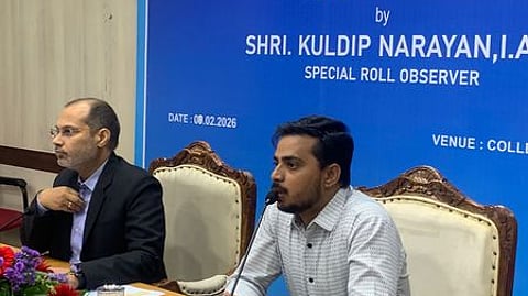 கூட்டத்தில் பேசிய ஆட்சியா் பவன்குமாா் க.கிரியப்பனவா். உடன், வாக்காளா் பட்டியல் சிறப்பு மேற்பாா்வையாளா் குல்தீப் நாராயன்.