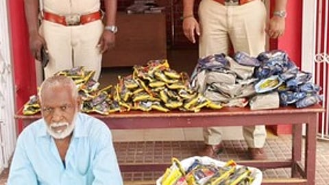 கைதான நசீருடன், பறிமுதல் செய்யப்பட்ட புகையிலைப் பொருள்கள்