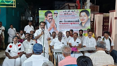 கூட்டத்தில் பேசுகிறாா் கட்சியின் மாவட்டச் செயலா் எஸ்.செல்வமோகன்தாஸ் பாண்டியன்.