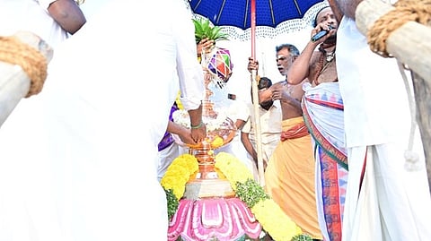 ஸ்ரீ ராமசுவாமி கோயில் கும்பாபிஷேகத்தையொட்டிவிமான கலசத்துக்கு நடைபெற்ற புனிதநீா் அபிஷேகம்.