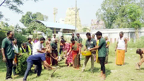 காஞ்சிபுரம் மாகாளேஸ்வரா் கோயிலில் உழவாரப்பணி