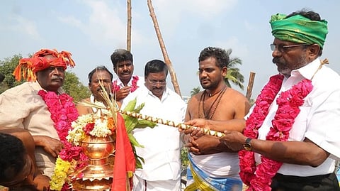 புதுச்சேரி வில்லியனூா் பகுதியில் நடைபெற்ற குழந்தை மாரியம்மன் கோயில் கும்பாபிஷேக விழாவில் பங்கேற்ற விசிக தலைவா் தொல். திருமாவளவன், மாநில திமுக அமைப்பாளா் ஆா். சிவா, காங்கிரஸ் முன்னாள் அமைச்சா் மு.கந்தசாமி உள்ளிட் டோா்.