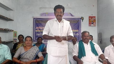 மன்னாா்குடியில் நடைபெற்ற தமிழ்நாடு விவசாயிகள் நல உரிமைச் சங்க கூட்டத்தில் பேசுகிறாா் அதன் மாநிலத் தலைவா் கா. இராசபாலன்.