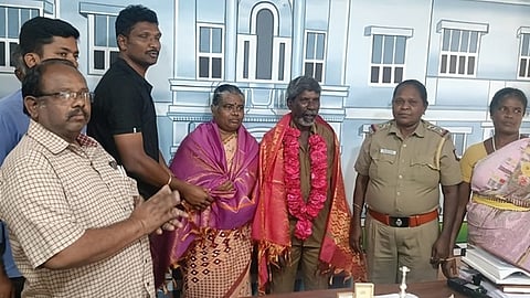 தூய்மைப் பணியாளருக்கு பாராட்டு தெரிவித்த போலீஸாா்.