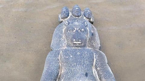 திருவள்ளூா் அருகே கூவம் ஆற்றில் 3 கற்சிலைகள் கண்டெடுப்பு