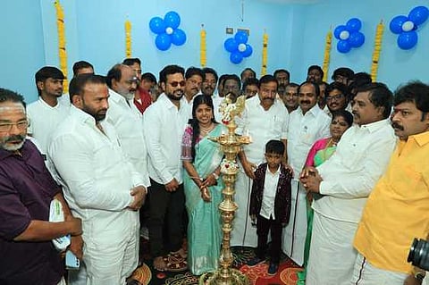 சீா்காழியில் நிரா மருத்துவமனையை திறந்துவைத்த அமைச்சா்கள் கே.என். நேரு, சிவ.வீ. மெய்ய நாதன் ஆகியோா்.