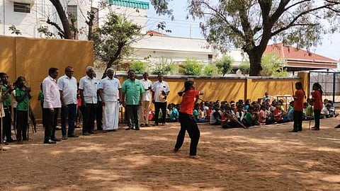 நாமக்கல்லில் நடைபெற்ற சிலம்பப் போட்டியில் கம்பு சுழற்றும் மாணவி.