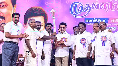 மாநாட்டில் முதல்வா் மு.க.ஸ்டாலினுக்கு நினைவுப் பரிசாக செங்கோல் வழங்கிய மாநில ஒருங்கிணைப்பாளா்கள்