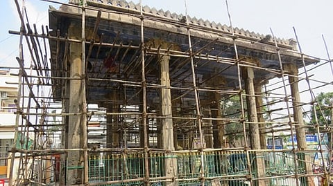 காஞ்சிபுரம் வரதராஜப் பெருமாள் கோயிலில் சீரமைக்கும் பணி தொடங்கியுள்ள 16 கால் மண்டபம்