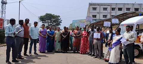 ஆா்பாட்டத்தில் ஈடுபட்ட உதவிப் பேராசிரியா்கள்.