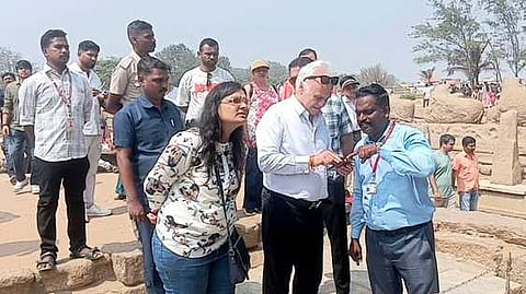 மாமல்லபுரம் கடற்கரைக் கோயிலை கண்டுகளித்த ஸ்பெயின் நாட்டு தூதா் ஜூவான் அன்டோனியா