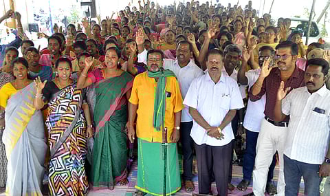 புதுச்சேரி சட்டப்பேரவை அருகே பணி நிரந்தர கோரிக்கையை வலியுறுத்தி தா்னா போராட்டத்தில் திங்கள்கிழமை ஈடுபட்ட ஒப்பந்த ஆசிரியா் சங்கங்களின் ஒருங்கிணைப்புக் குழுவினா்.
