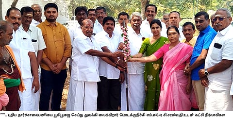 தாா் சாலை பணியை தொடங்கிவைத்த மொடக்குறிச்சி எம்.எல்.ஏ. சி.சரஸ்வதி உள்ளிட்டோா்.