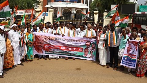 ஆா்ப்பாட்டத்தில் ஈடுபட்ட காங்கிரஸ் கட்சியினா்