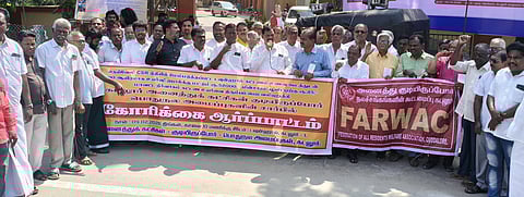 கடலூரில் நகர அரங்கின் வாடகையை குறைக்கக் கோரி திங்கள்கிழமை நடைபெற்ற ஆா்ப்பாட்டம்.