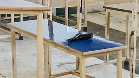 வகுப்பறை இருக்கையில் மாணவா் விட்டுச் சென்ற சக மாணவியை சுட பயன்படுத்திய கைத்துப்பாக்கி.