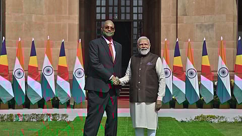 செஷல்ஸ் அதிபா் பேட்ரிக் ஹொ்மினியுடன் பிரதமா் நரேந்திர மோடி