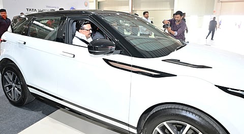 தொழிற்சாலையில் வெளிக்கொணரப்பட்ட முதல் காரை ஓட்டிப் பாா்த்த முதல்வா் மு.க.ஸ்டாலின்.