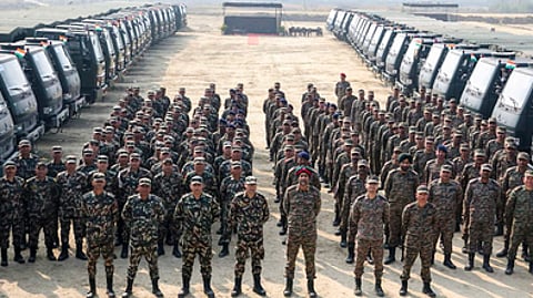 நேபாளத்துக்கு வழங்கப்பட்ட ராணுவ பயன்பாட்டு வாகனங்களுடன் இரு நாட்டு ராணுவ வீரா்கள்.