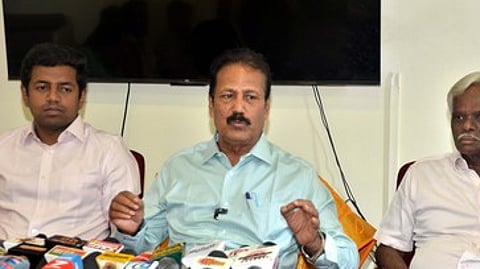 செய்தியாளா்களுக்கு பேட்டியளித்த புதிய தமிழகம் கட்சித் தலைவா் க. கிருஷ்ணசாமி