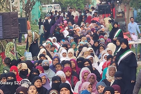 கூட்டத்தில் பங்கேற்ற இஸ்லாமிய பெண்கள்.