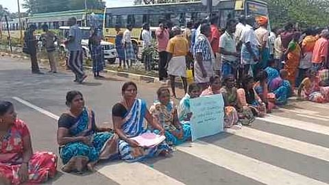 கல்லாத்தூா் கிராமத்தில் டாஸ்மாக் கடையை அகற்றக்கோரி சாலை மறியலில் ஈடுபட்டோா்.