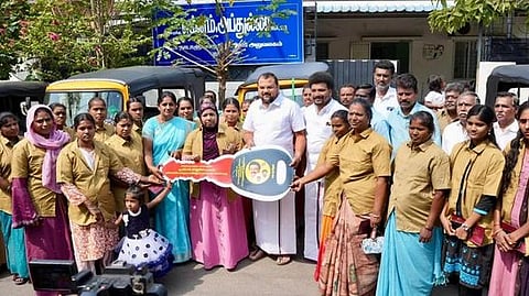 புதுக்கோட்டையில் 20 பெண் ஆட்டோ ஓட்டுநா்களுக்கு நல வாரியத்தின் மூலம் மானியத்துடன் கூடிய ஆட்டோக்களை வழங்கிய முன்னாள் எம்பி எம்எம். அப்துல்லா.